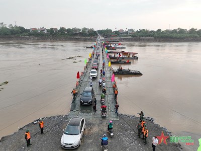 View - 	Chính thức thông cầu phao tạm thay thế cầu Phong Châu (Phú Thọ)